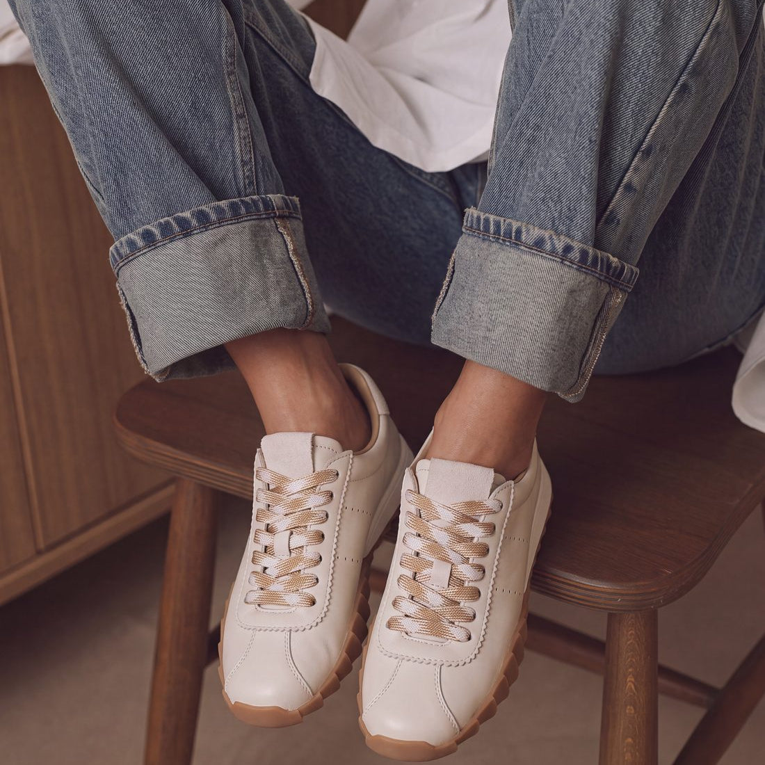 סניקרס לנשים Toledo Sneakers בצבע Cream עם ג׳ינס מקופל וחולצה לבנה