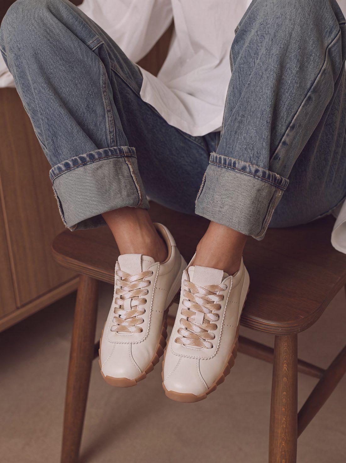 סניקרס לנשים Toledo Sneakers בצבע Cream עם ג׳ינס מקופל וחולצה לבנה